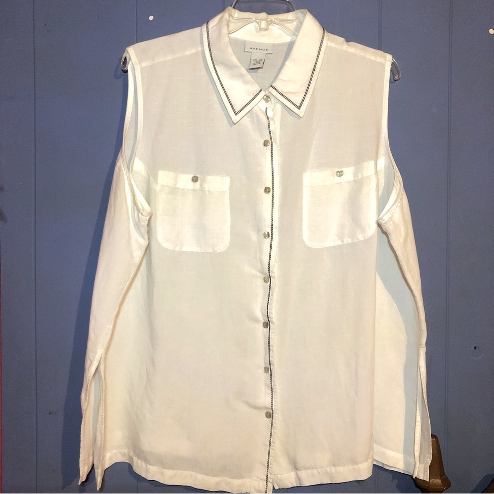 Avenue sleeveless white top with double black stitching details, size 26/28.